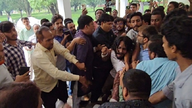 রাজশাহী বিশ্ববিদ্যালয়ে পোষ্য কোটা নিয়ে উত্তেজনা, ধস্তাধস্তিতে আহত শিক্ষার্থী ও শিক্ষক